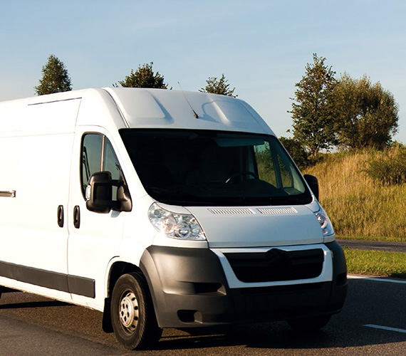 Ein fahrender, weißer Transporter