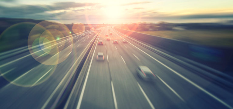 Gegenlicht auf Autobahn